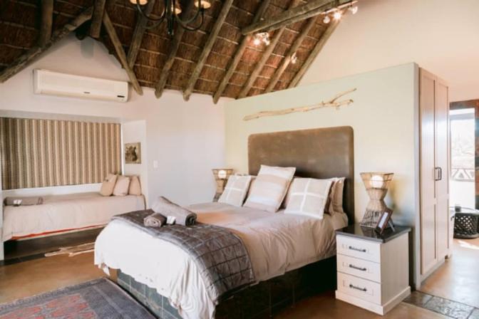 Tshukudiba Game Lodge Tom Burke Exterior photo