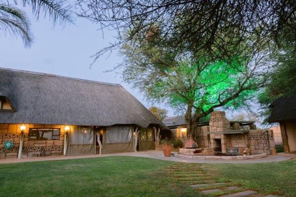 Tshukudiba Game Lodge Tom Burke Exterior photo