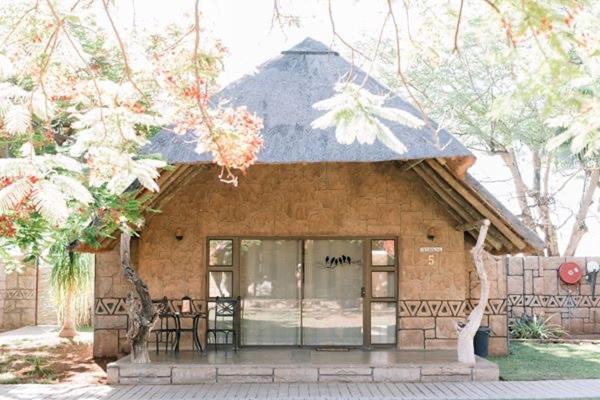 Tshukudiba Game Lodge Tom Burke Exterior photo
